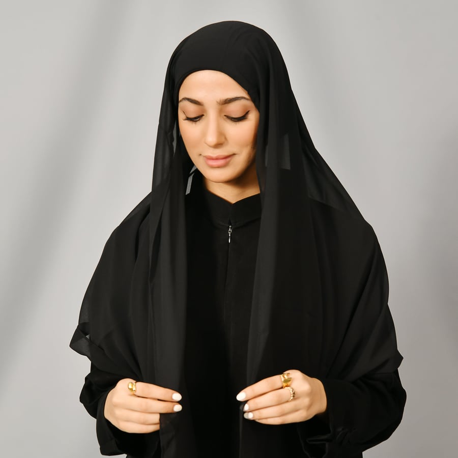 طرحه حرير سوداء برباط