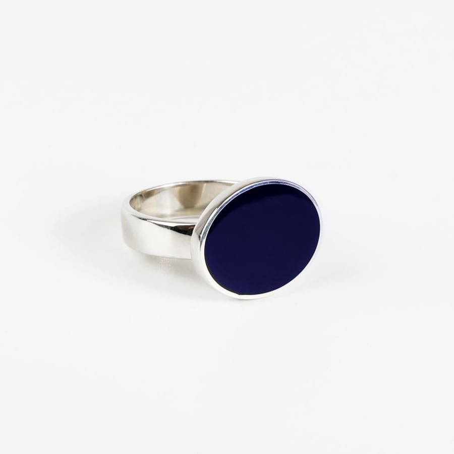 Royal silver ring with oval design - navy blue