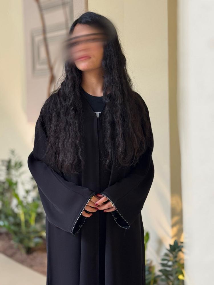 عباية كلوش سوداء بتدخيلة قيطان أبيض على الكم