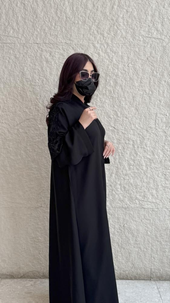 عباية سوداء مطرزة بوردة على الأكمام