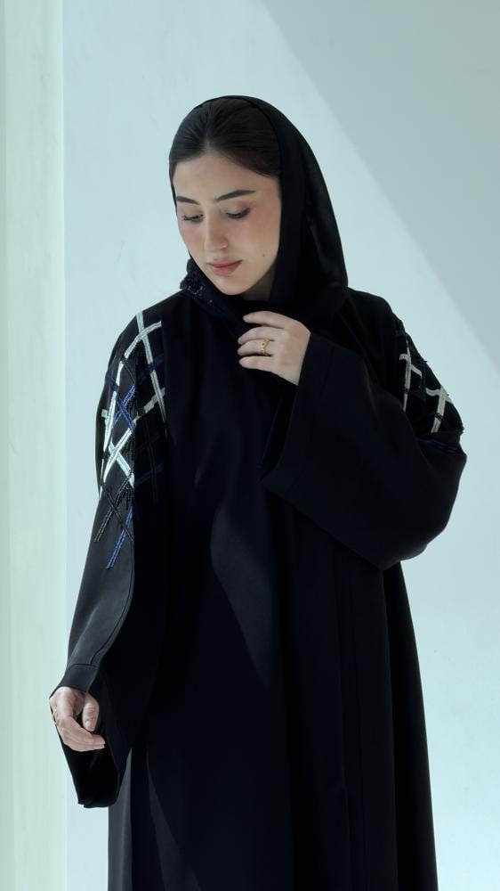 عباية كلوش سوداء بتطريز الريش على الأكتاف