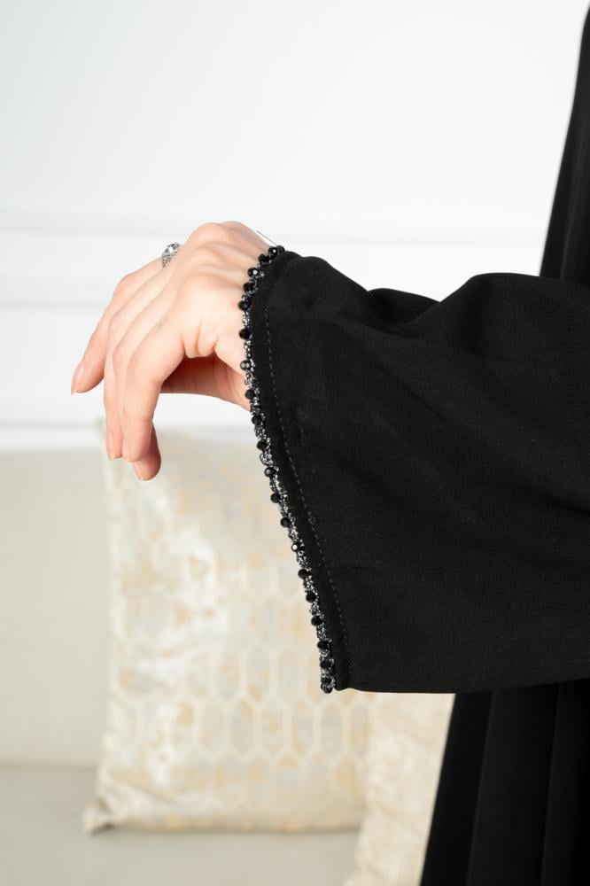 تفاصيل كم عباية سوداء بتدخيلة قيطان أبيض