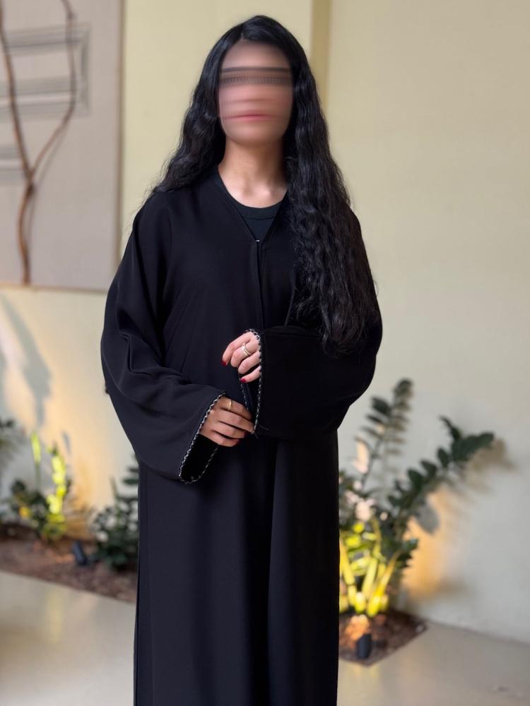 عباية سوداء كلوش واسعة بتفاصيل كم أنيقة