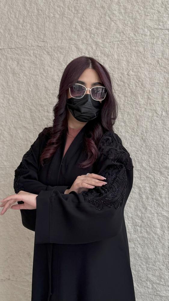 عباية سوداء مطرزة بوردة على الأكمام
