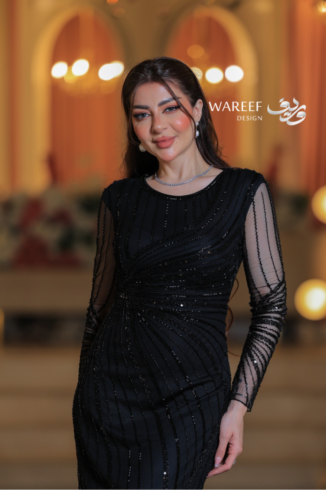 فستان سهرة أسود لامع بتطريزات راقية