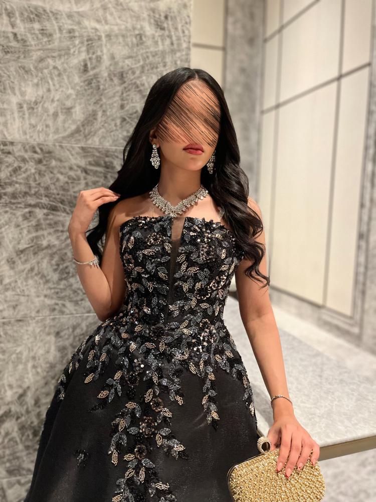 فستان أسود بشك على شكل أوراق متلألئة