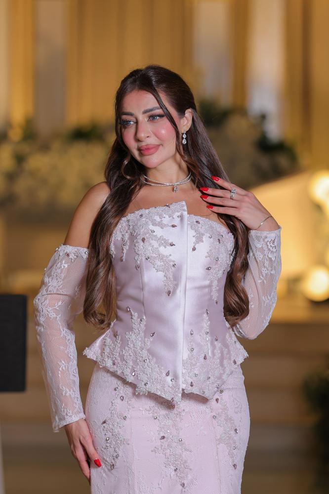 فستان سواريه بقصة أوف شولدر وتطريز ثلاثي الأبعاد