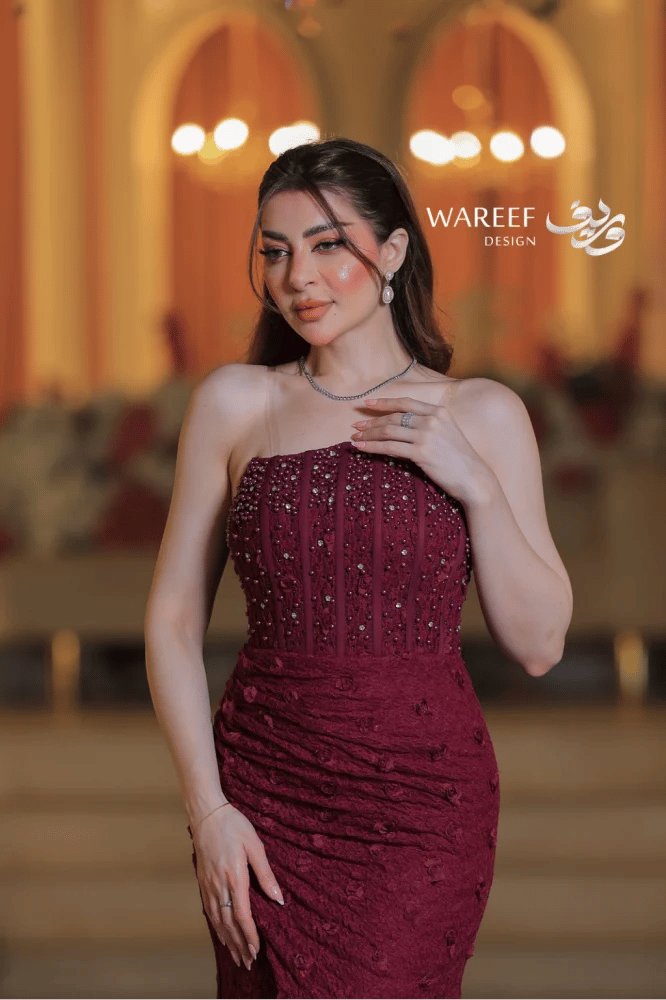 فستان سهرة أحمر مزخرف بأحجار لؤلؤية