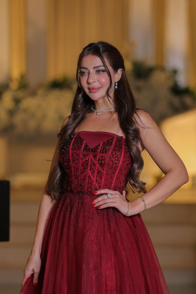 فستان سواريه ملكي بكورسية مطرزة وتنورة تول واسعة