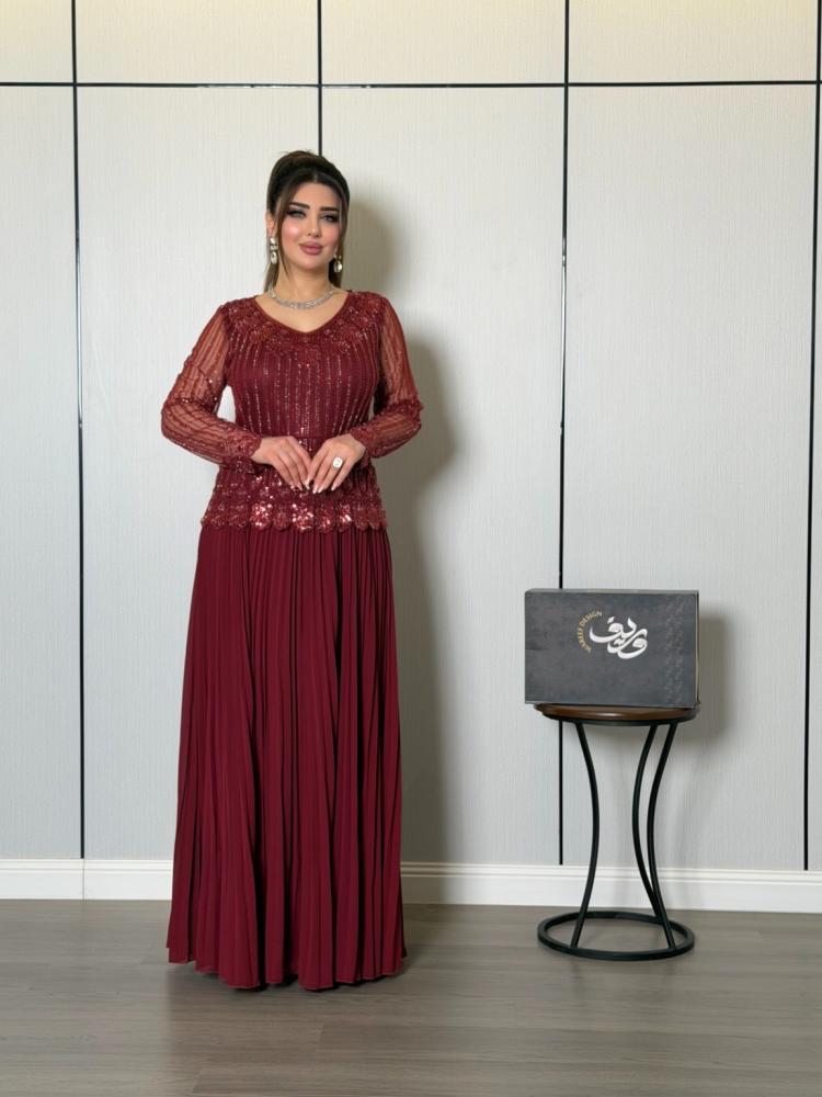 فستان ناعم  خمري فاخر بتطريز لامع وتنورة شيفون انسيابية