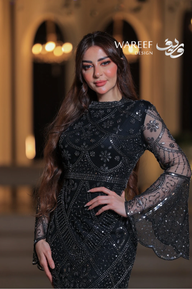 فستان سهرة أسود طويل أكتاف مكشوفة وأكمام شفافة مطرزة بالكريستال الفضي قماش الكريب
