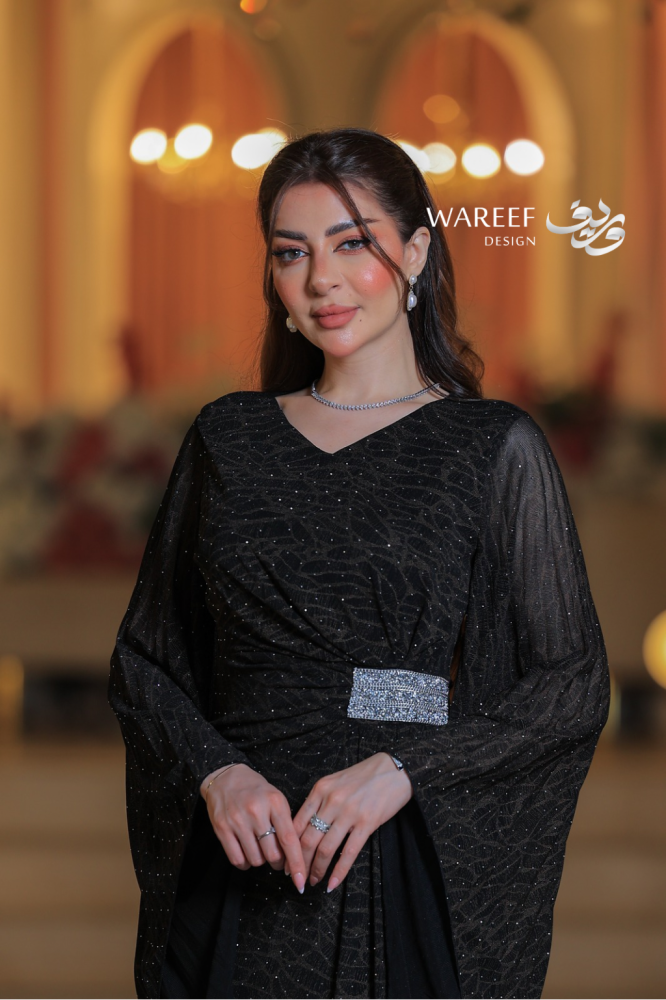 فستان سهرة أسود مزخرف بأكمام واسعة وحزام لامع