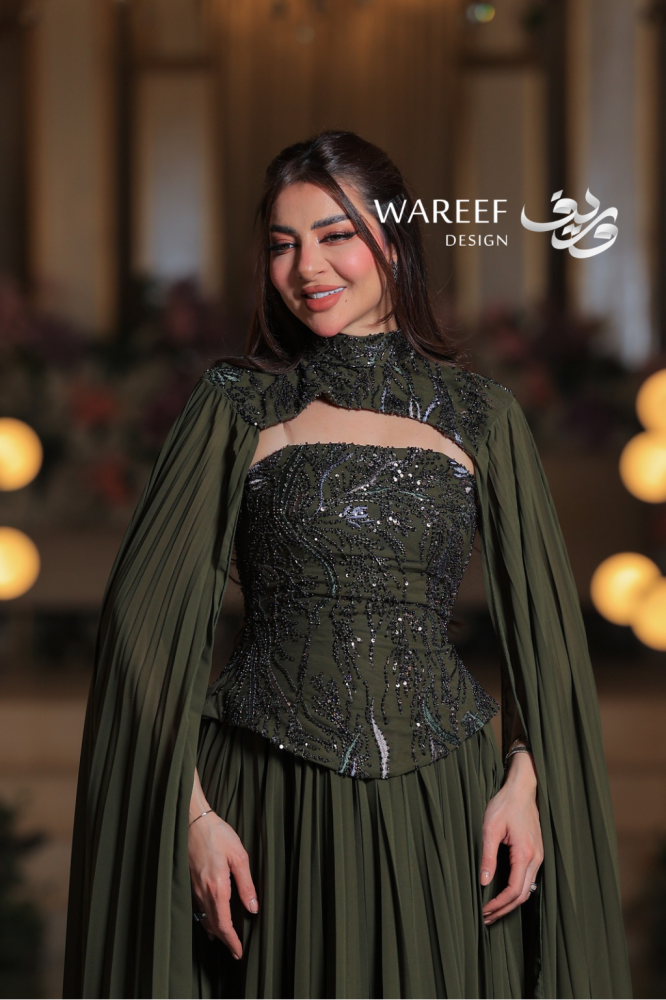فستان سهرة أخضر زيتوني بتطريز فاخر مع ياقة عالية وشال منفصل انسيابي