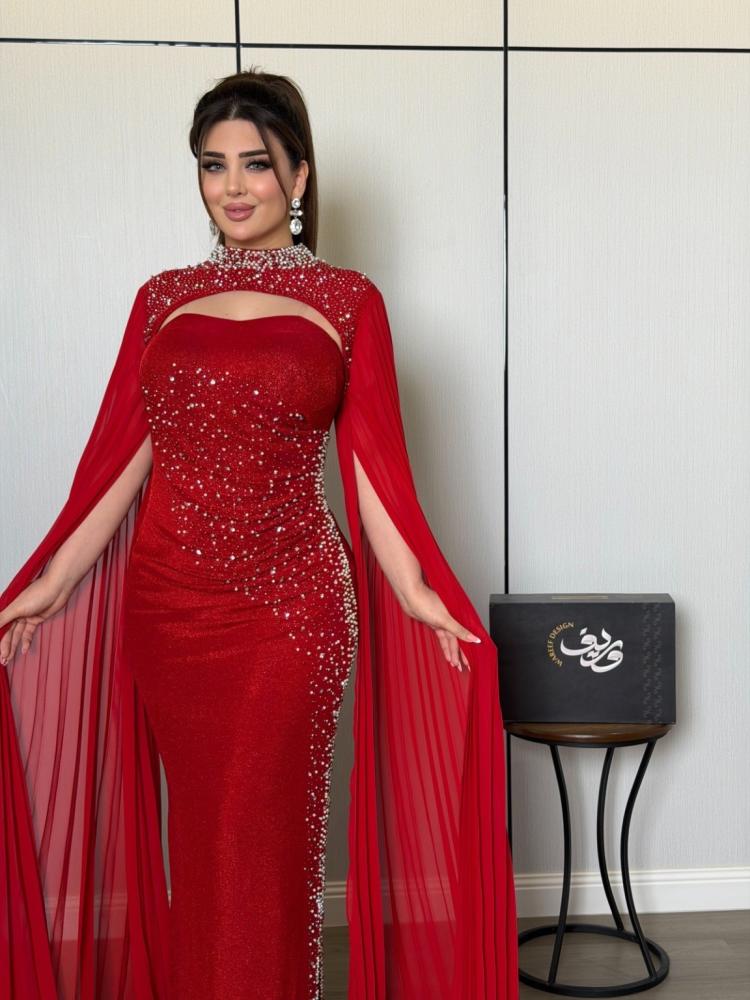 فستان سهرة أحمر ناري بتطريز كريستالي وأكمام كيب فاخرة
