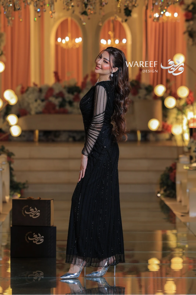 فستان سهرة أسود لامع بتطريزات راقية