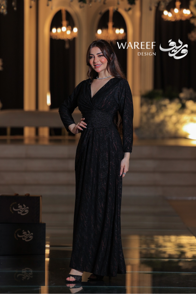 فستان سهرة أسود طويل ياقة V أكمام طويلة حزام خصر مطرز بالخرز اللامع