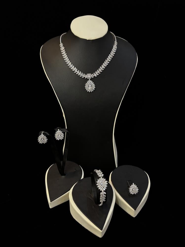 Royal Pearl Crown Set – WAREEF