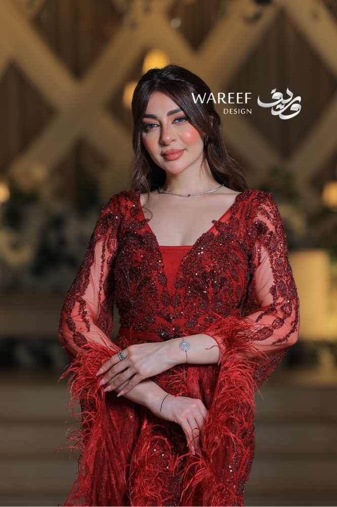 فستان سهرة أحمر فاخر بتطريز يدوي وريش ناعم بتصميم ملكي راق