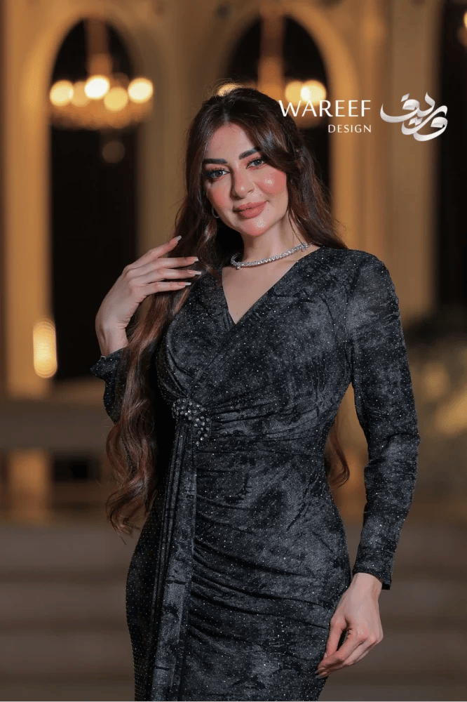 فستان سهرة أسود مخمل طويل أكمام طويلة مطرزة بالخرز الفضي قصة عصرية