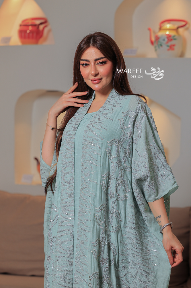 جلابية سماوية مطرزة قطعتين بتصميم واسع وانسيابي أنيق