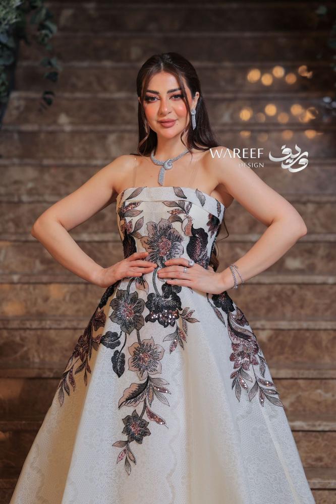 فستان سهره ابيض مزين بالشك المشجر