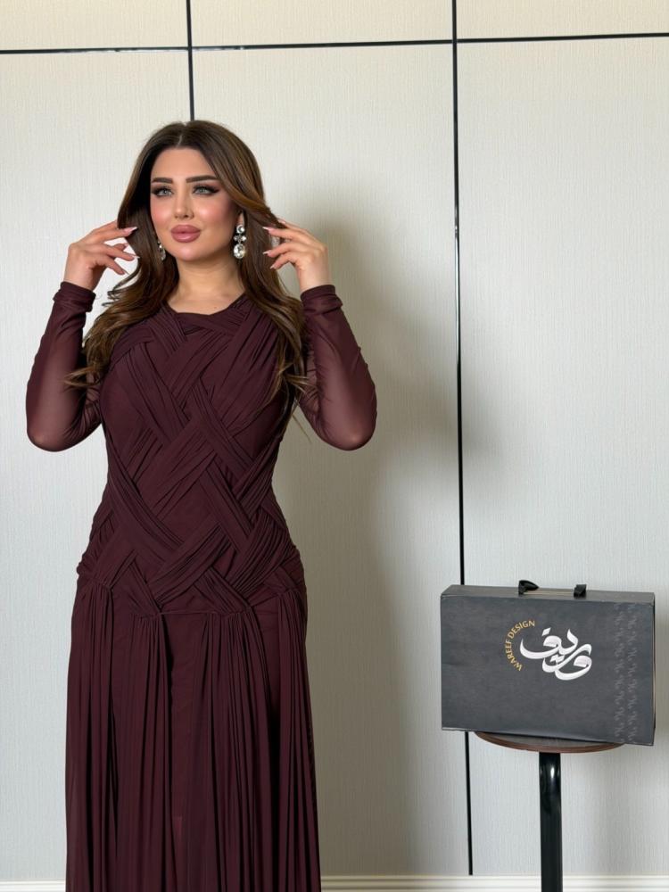 فستان خمري بقصة هندسية مع تنورة انسيابية