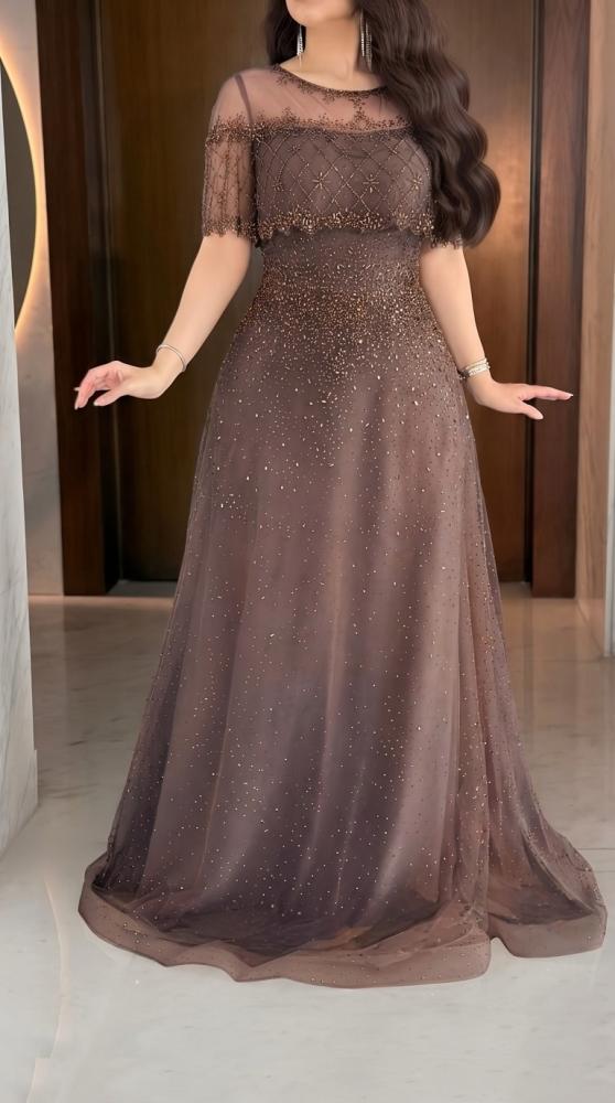 Dusty rose dress decorated with luxurious embroidery