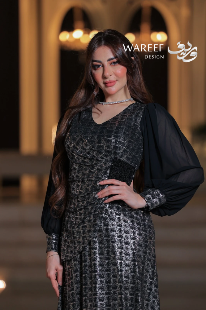 فستان سهرة فضي طويل بتطريز لامع وأكمام شيفون