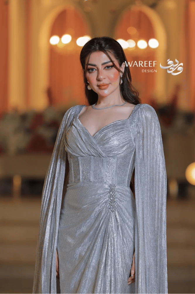 فستان سهرة فضي لامع بأكمام منسدلة وحزام مزخرف