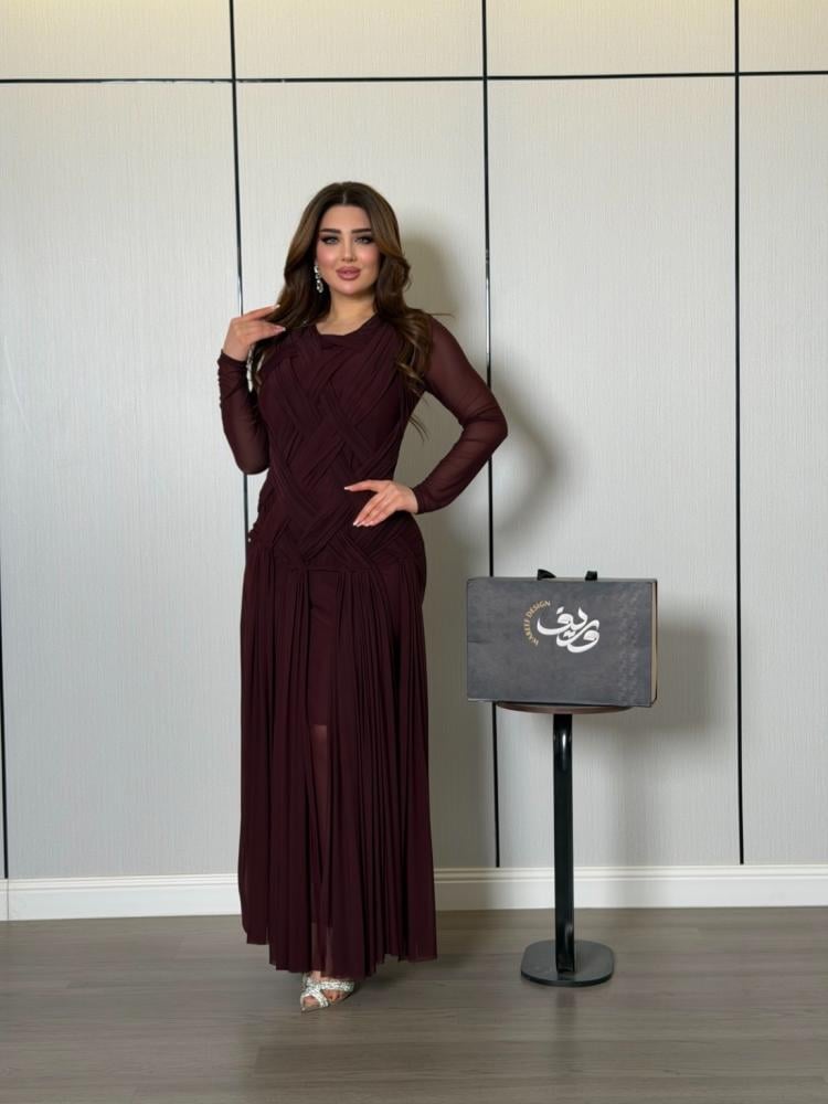 فستان خمري بقصة هندسية مع تنورة انسيابية