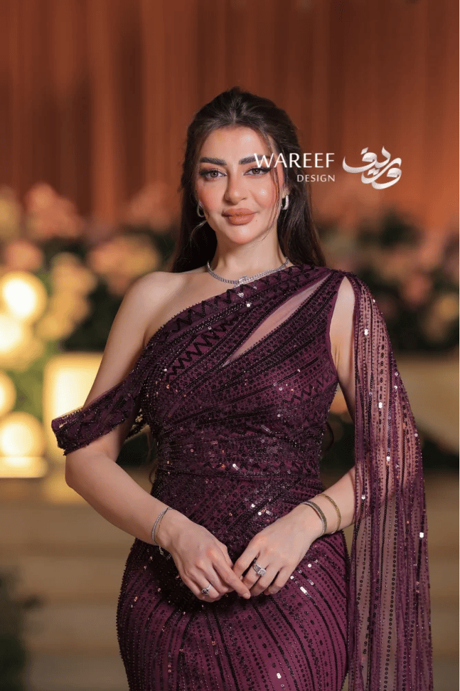 فستان سهرة خمري فاخر بتطريز ترتر لامع وتصميم كتف واحد مع شال انسيابي