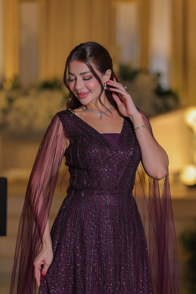فستان سواريه ملكي بشك الستراس وأكمام كاب