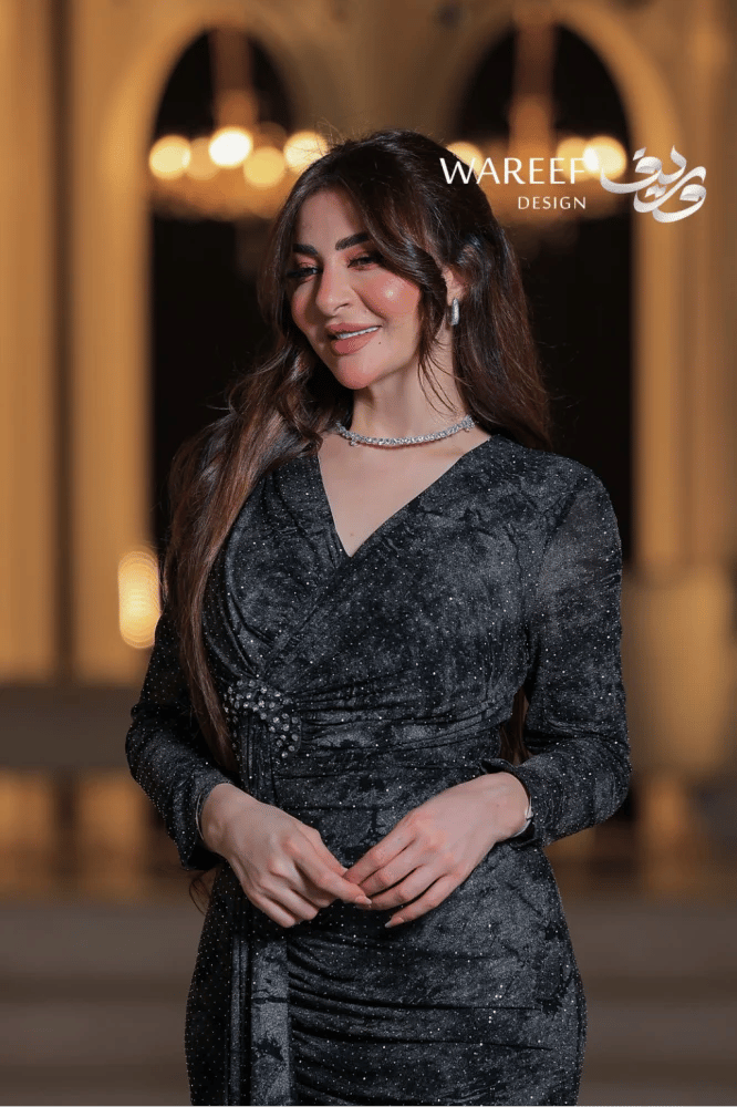 فستان سهرة أسود مخمل طويل أكمام طويلة مطرزة بالخرز الفضي قصة عصرية