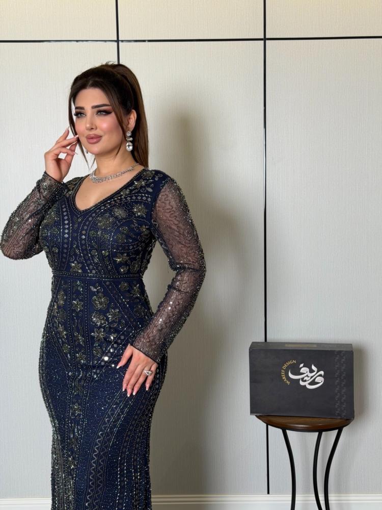 فستان ناعم كحلي فاخر بتطريز برّاق وتنورة شيفون انسيابية