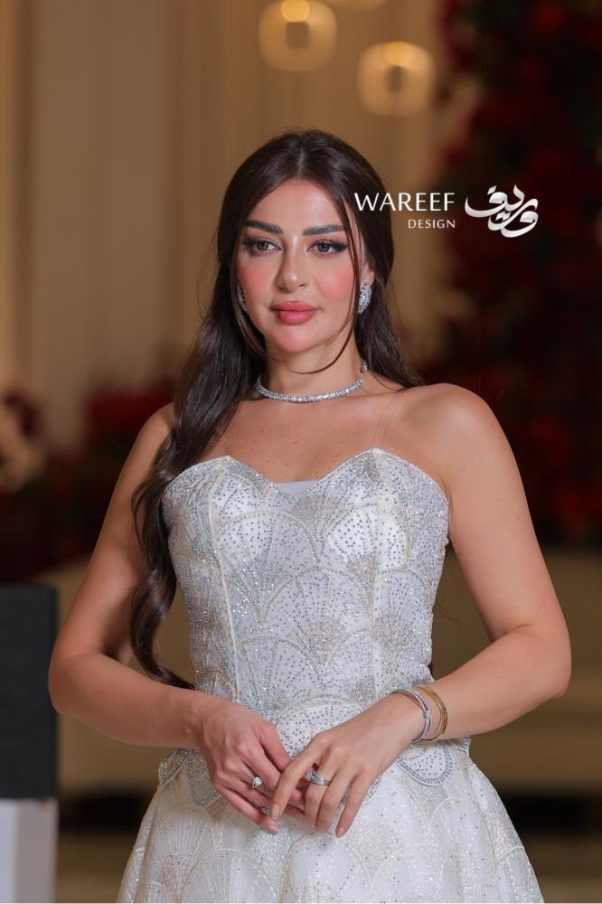 فستان أميرة فاخر بنقش لؤلؤي وقصّة صدر قلب أنثوية