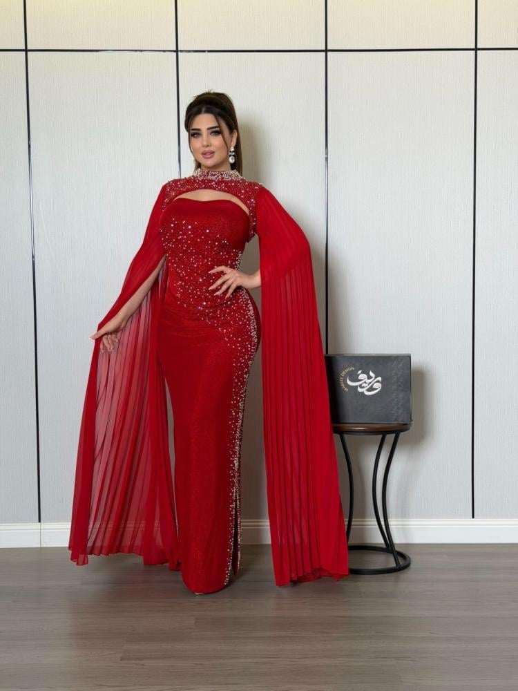 فستان سهرة أحمر ناري بتطريز كريستالي وأكمام كيب فاخرة