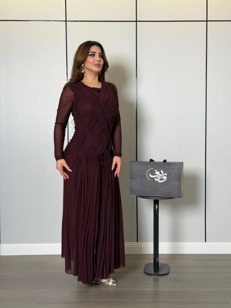 فستان خمري بقصة هندسية مع تنورة انسيابية
