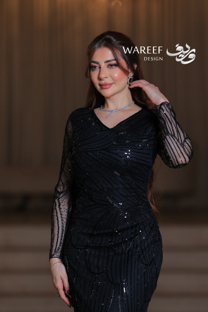 فستان سهرة أسود طويل ضيق وأكمام طويلة