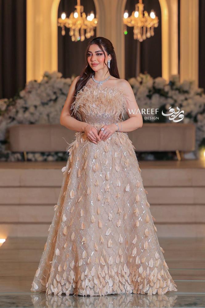 فستان سهره بيج مزين بتطريز والريش