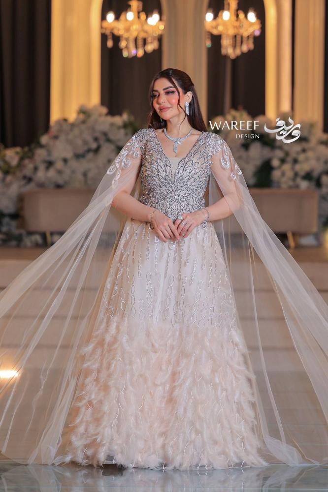 فستان سهرة بأكمام واسعة  بيج بالريش والشك