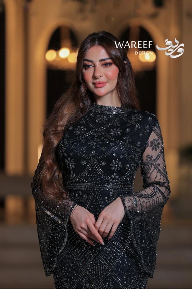 فستان سهرة أسود طويل أكتاف مكشوفة وأكمام شفافة مطرزة بالكريستال الفضي قماش الكريب