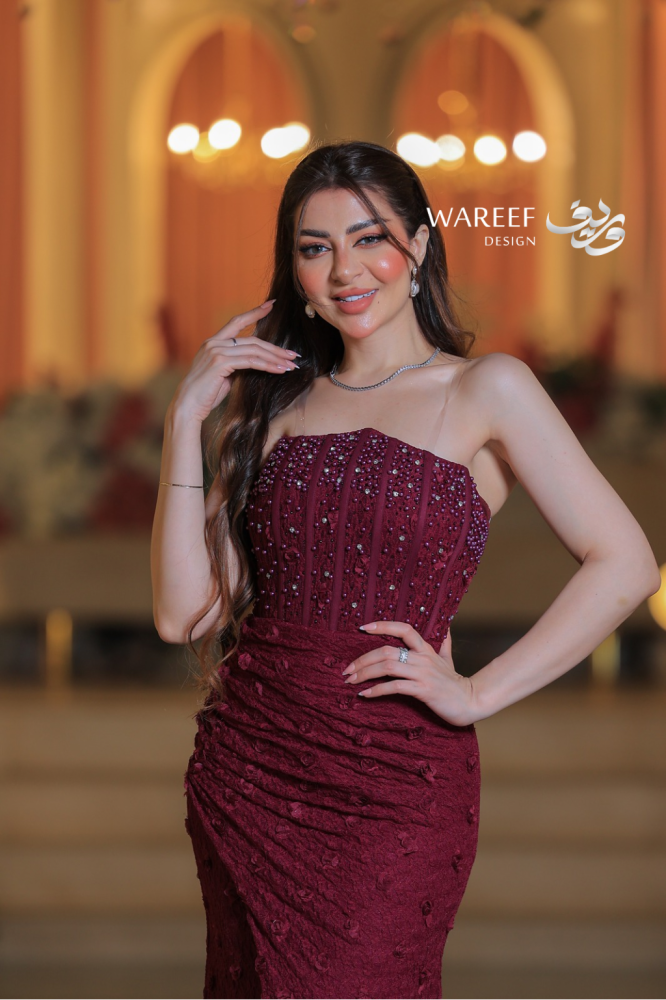 فستان سهرة أحمر مزخرف بأحجار لؤلؤية