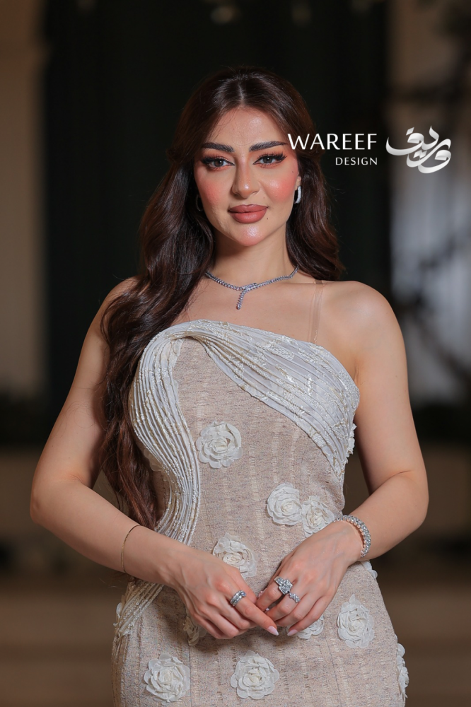 فستان سهرة بيج مزين بورود ثلاثية الأبعاد بتصميم أنثوي ناعم