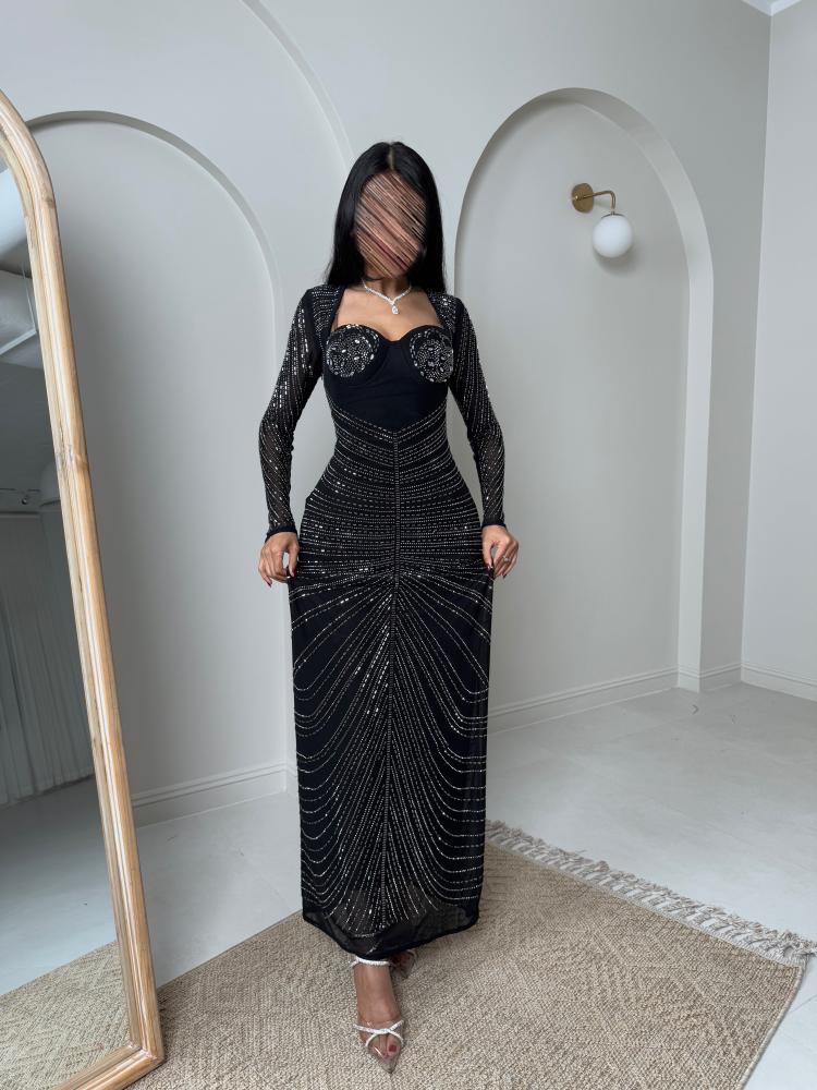 فستان سهرة ناعم مزين بتطريز الفصوص