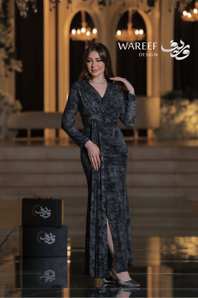 فستان سهرة أسود مخمل طويل أكمام طويلة مطرزة بالخرز الفضي قصة عصرية