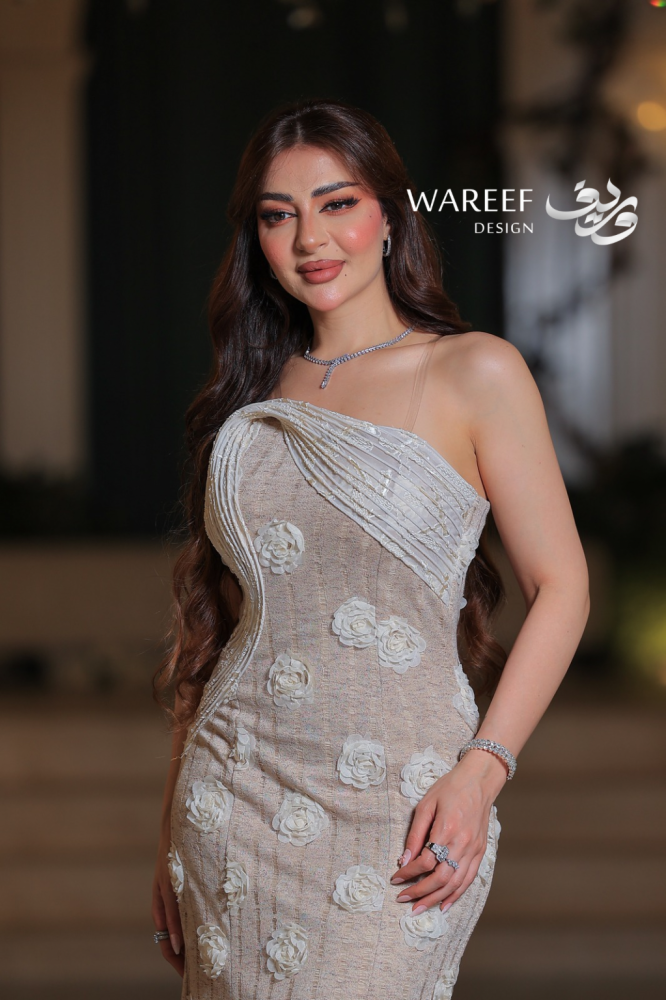 فستان سهرة بيج مزين بورود ثلاثية الأبعاد بتصميم أنثوي ناعم