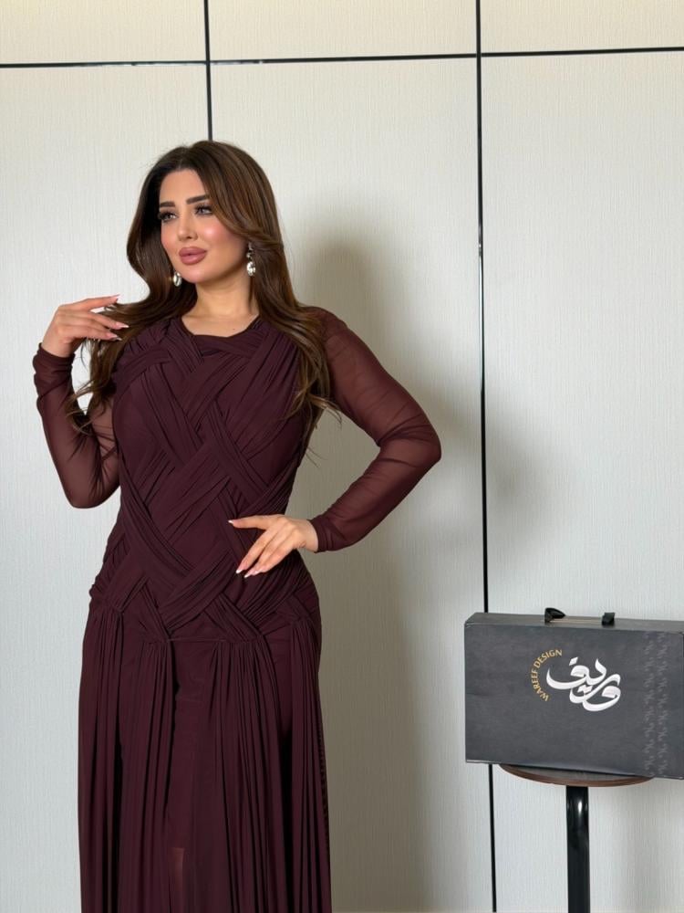 فستان خمري بقصة هندسية مع تنورة انسيابية