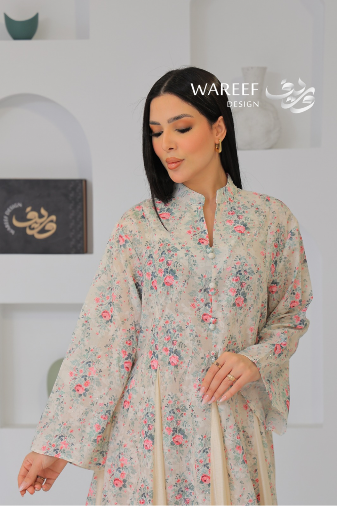 جلابية بيج ناعمة بنقوش زهرية وردية وقصّة انسيابية هادئة