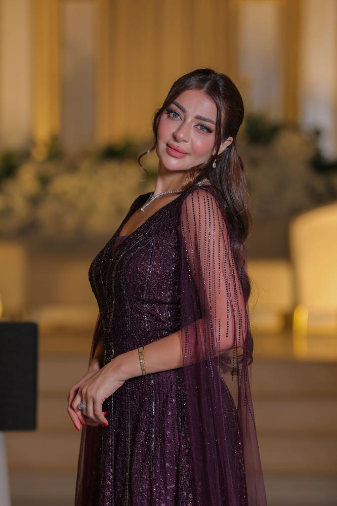 فستان سواريه ملكي بشك الستراس وأكمام كاب