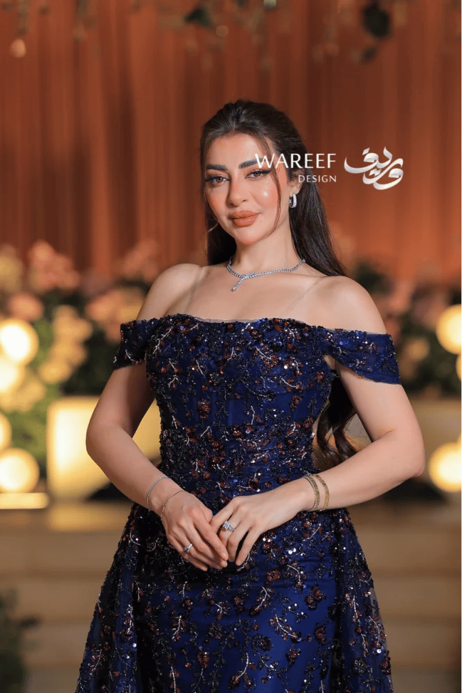 فستان سهرة كحلي ملكي بتطريز عنّابي فاخر وتصميم أكتاف منسدلة